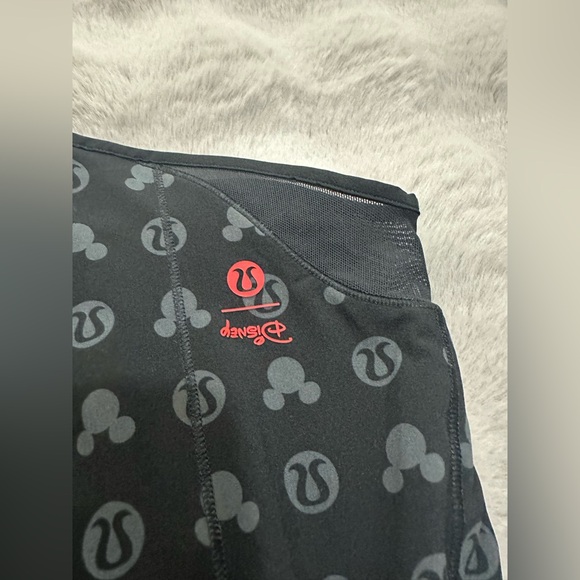 NWOT Disney x lululemon Hotty Hot High-Rise Short 4" Black size 4 - Picture 6 of 6